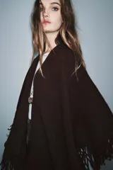 Capa abierta de punto con mezcla de lana, color marrón oscuro, con diseño de flecos en todo el borde inferior.