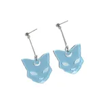Par de aros colgantes con forma de cabeza de gato celeste y detalles plateados.