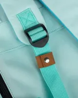 Mochila Cabaia modelo Adventurer en color turquesa claro. Cuenta con un compartimento principal con cierre, un bolsillo frontal con cierre y detalles en cuero sintético marrón, incluyendo parches con el logo de la marca. Posee asas superiores para llevar en la mano y correas ajustables para los hombros.