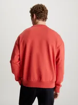 Buzo de felpa de algodón con cuello redondo, diseño de corte relajado y logo de la marca estampado en goma en el pecho. Presenta terminaciones de canalé en cuello, puños y bajo.