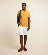 Remera polo de corte comfort, confeccionada en algodón peruano de alta calidad. Presenta cuello clásico con tapeta de botones y mangas cortas. Diseño liso y texturizado, ideal para un look casual y fresco.
