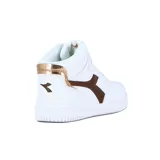 Botas de caña alta Diadora modelo Raptor, color blanco, con logo lateral en tono verde menta/gris claro y cordones blancos.