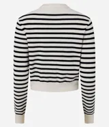 Cardigan de punto con diseño a rayas horizontales en blanco y negro. Presenta cuello redondo, cierre frontal con botones y corte ajustado de estilo cropped.