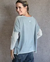 Sweater de corte holgado y diseño bicolor, con frente en color crema y espalda y mangas en color gris. Presenta cuello redondo y terminaciones en tejido acanalado.