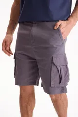 Bermuda cargo de gabardina con spandex color negro, con bolsillos laterales con solapa y cierre frontal.