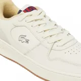 Championes Lacoste modelo L001 Set, de diseño urbano en color blanco con detalles en azul marino y rojo en el talón y la lengüeta. Presenta el logo del cocodrilo bordado en el lateral y suela de goma color caramelo.