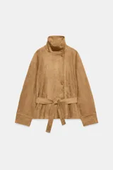 Chaqueta de gamuza sintética color marrón, con cuello subido, cierre frontal cruzado con botones y mangas largas anchas. Cuenta con bolsillos delanteros y cinturón ajustable del mismo tejido.