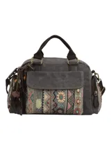 Cartera tipo bandolera de color gris con diseño patchwork étnico en el bolsillo frontal. Cuenta con doble asa superior, correa ajustable y removible, múltiples bolsillos con cierre y un llavero decorativo con borlas y cuentas.