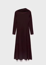 Vestido midi de corte evasé color marrón, confeccionado en tejido elástico, con cuello asimétrico y manga larga.