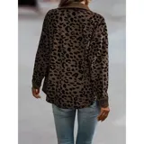 Sobre camisa de pana con estampado animal print, cuello camisero, mangas largas y cierre frontal con botones.