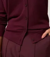 Cardigan de punto fino color gris, con escote en V, cierre frontal con botones y mangas largas. Confeccionado en una mezcla de viscosa y poliamida.