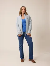 Campera de polar con cierre frontal completo, cuello alto y bolsillos laterales. Presenta un pequeño logo bordado en el pecho.