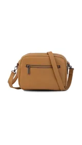 Bandolera de símil cuero color rojo, con doble bolsillo principal, un bolsillo frontal y un bolsillo trasero. Incluye correa ajustable.