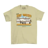 Remera color beige con estampa frontal inspirada en la serie Breaking Bad, que presenta una casa rodante, un cactus y el texto 'Visit New Mexico'.