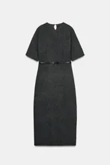 Vestido midi de punto en color gris oscuro, con cuello redondo, manga corta y detalle de abertura con botón en la espalda. Incluye un cinturón fino ajustable en la cintura.