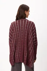 Sweater de tejido artesanal con diseño de rayas verticales en tonos camel y beige, corte holgado, cuello redondo y puños altos ajustados.