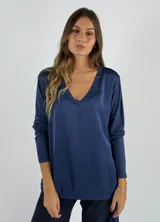 Blusa azul marino de viscosa y seda, con escote en V y mangas largas.