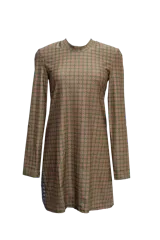 Vestido corto ajustado de manga larga con estampado geométrico en tonos verde oliva y rojo.