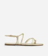 Sandalia plana dorada con punta de hoja y tiras finas con textura de serpiente. Ajuste con hebilla en el tobillo.