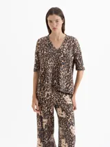 Remera de ribb con estampado animal print, escote en V y mangas cortas a la altura del codo.