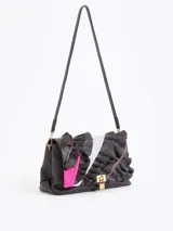 Cartera de hombro negra confeccionada en cuero vacuno, con diseño de solapa frontal decorada con volados de cuero y cierre metálico tipo candado.