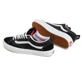 Championes de skate Vans modelo Old Skool 36+, color negro con franja lateral (sidestripe) blanca y costuras blancas. Suela de goma blanca gruesa y cordones blancos. Presenta detalles en rojo en el talón.