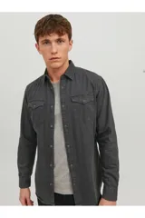 Camisa de denim gris oscuro con cuello clásico, cierre con botones y corte slim.