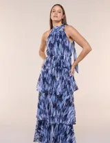 Vestido maxi azul de gasa liviana con estampado abstracto, escote halter fruncido con lazo ajustable, diseño sin mangas, fino cinturón a tono y falda larga con volados escalonados.