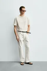 Camiseta de corte cropped fit confeccionada en algodón con acabado mercerizado que aporta suavidad y brillo. Presenta cuello redondo y mangas cortas.