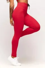 Calza deportiva roja de tiro alto con cordón ajustable en la cintura y logo estampado en la pierna.