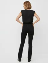 Blusa negra sin mangas de gasa labrada, marca Floral & Ivy. Tiene abertura central en la espalda con botón, aplique interno de hombreras y forro interno a tono.