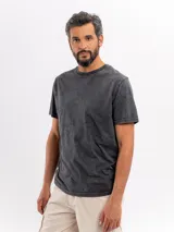 Remera de manga corta color azul con efecto estoneado y cuello redondo.