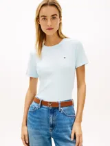 Remera celeste de corte slim, confeccionada en algodón, con cuello redondo y el logo de la marca bordado en el pecho.