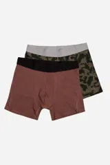 Pack de dos bóxers de algodón con cintura elástica. Uno de los bóxers es de color marrón liso y el otro presenta un estampado camuflado en tonos verdes y marrones.