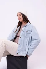 Campera de jean color celeste claro, con cuello camisero, botones frontales y bolsillos con solapa en el pecho.