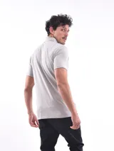 Remera polo blanca de corte regular, con cuello clásico, tapeta de dos botones y bolsillo de parche en el pecho.