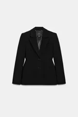 Blazer entallada de Zara Woman Collection, color negro, con cuello solapa de muescas, manga larga con botones en puños y cierre frontal con botones. Presenta bolsillos de vivo en el delantero y detalle de pespuntes marcados a tono.