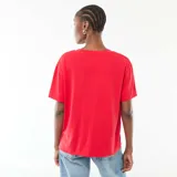 Camiseta de manga corta color rojo, con cuello de pico y corte estándar.