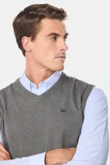 Chaleco tejido de hilo de algodón en color azul marino, con cuello en V y diseño clásico.