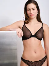 Pantie less de encaje negro con volados.