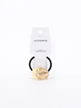 Colero de pelo con elástico negro y aplique metálico dorado con textura irregular.