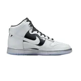 Championes Nike Dunk High con diseño de caña alta, cuerpo en cuero blanco con paneles laterales en negro brillante y detalles metálicos cromados. Presenta suela translúcida y cordones negros.