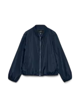 Campera bomber corta color azul marino, con cuello redondo, cierre frontal de cremallera y bolsillos delanteros. Confeccionada en tejido plano y completamente forrada.