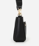 Cartera bandolera de poliuretano color marrón oscuro, con estructura firme y tamaño mediano. Cuenta con un bolsillo frontal con cierre, herrajes metálicos dorados, cierre principal y correa ajustable y desmontable.