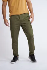 Pantalón cargo de corte slim, color verde militar, con cierre y botón frontal, bolsillos laterales tipo cargo y sin puños en los tobillos.