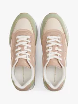 Zapatillas de estilo retro running con paneles de ante en tonos beige, rosa y verde. Presentan cierre con cordones, suela de EVA blanca y el monograma TH en el lateral.
