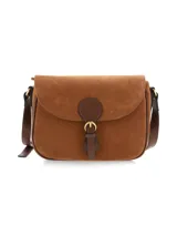 Cartera bandolera de gamuza marrón claro con solapa frontal, detalles de cuero liso más oscuro en los bordes y en el cierre de hebilla metálica dorada. Incluye correa ajustable de hombro.