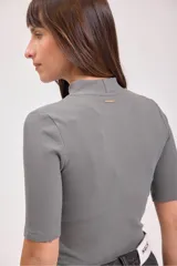 T-shirt de manga corta, cuello mock, color gris, con tejido acanalado y calce ajustado al cuerpo.