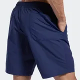 Short deportivo Reebok para hombre, color azul marino, confeccionado en nylon, con pretina elástica y cordón interno ajustable. Presenta bolsillos laterales y un bolsillo de parche trasero.