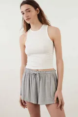 Short de tejido rib color gris melange, con cintura elastizada y cordón ajustable con moño frontal.